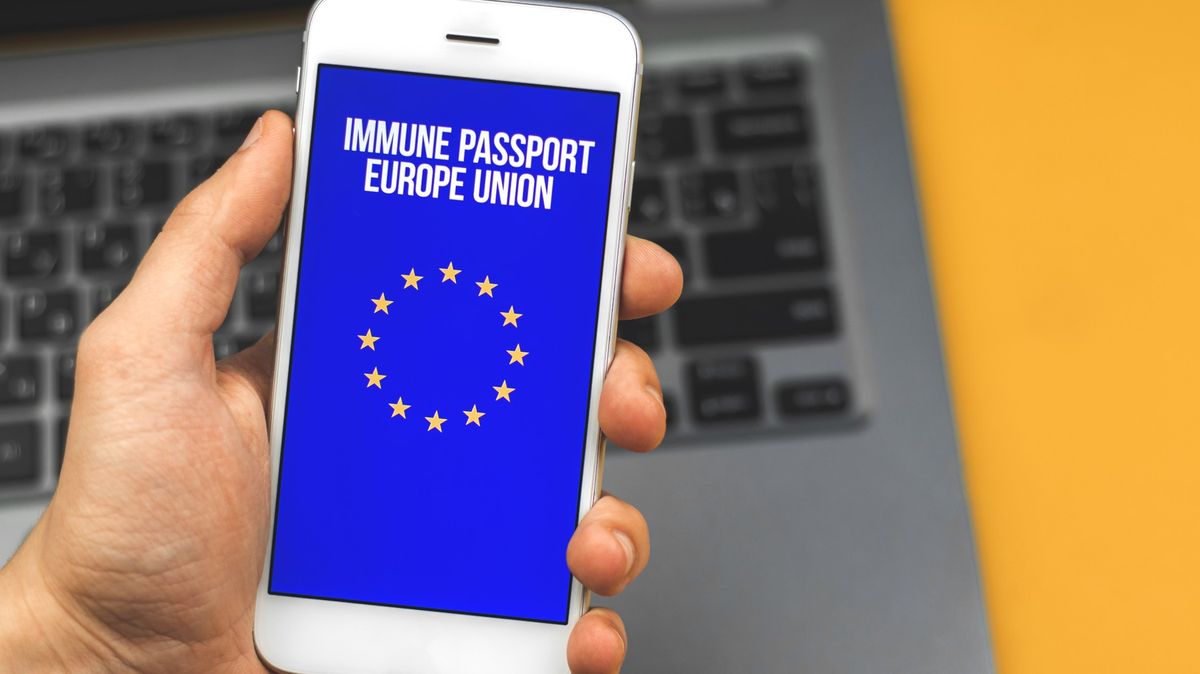 Evropská komise navrhne digitální covidový pas, má usnadnit cesty očkovaným